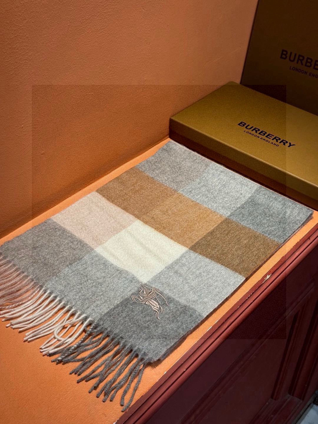 ✔️重磅推荐❗️巴宝莉 新品 ·情侣款 羊绒围巾❗️臻选上乘的山羊绒纤维，耗时耗力，再以清泉水浸泡涤荡，