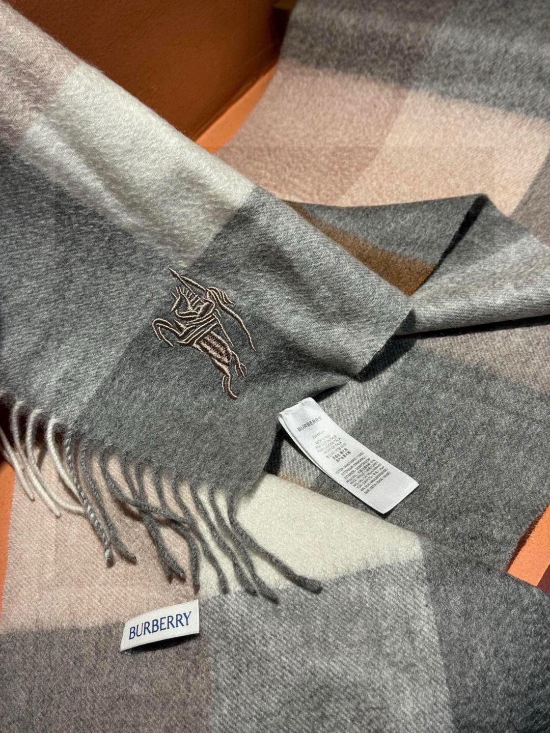 ✔️重磅推荐❗️巴宝莉 新品 ·情侣款 羊绒围巾❗️臻选上乘的山羊绒纤维，耗时耗力，再以清泉水浸泡涤荡，