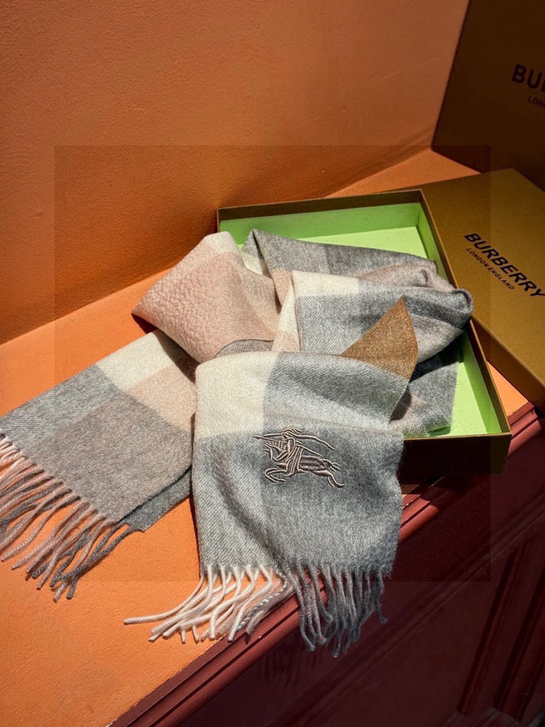 ✔️重磅推荐❗️巴宝莉 新品 ·情侣款 羊绒围巾❗️臻选上乘的山羊绒纤维，耗时耗力，再以清泉水浸泡涤荡，