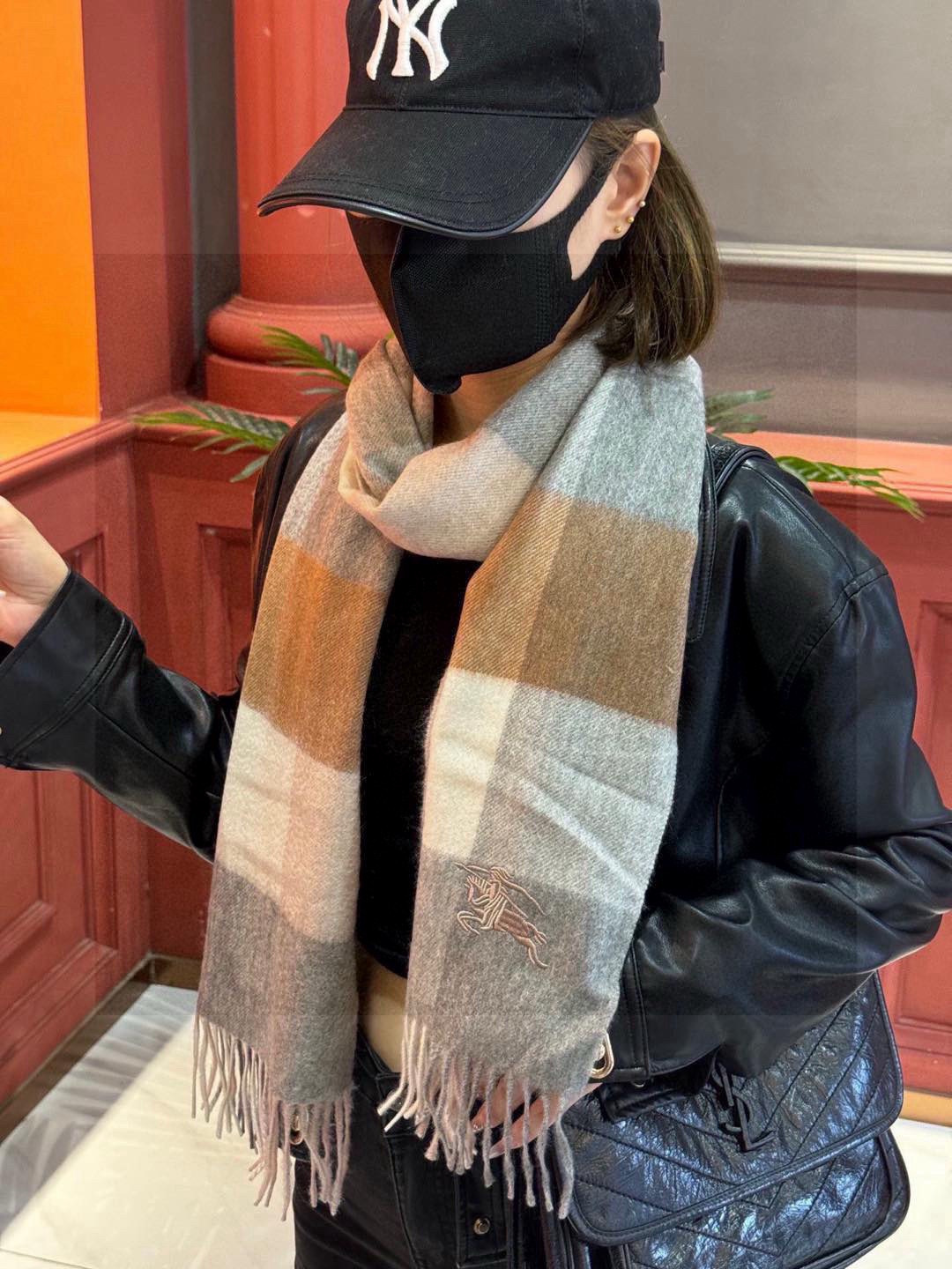 ✔️重磅推荐❗️巴宝莉 新品 ·情侣款 羊绒围巾❗️臻选上乘的山羊绒纤维，耗时耗力，再以清泉水浸泡涤荡，