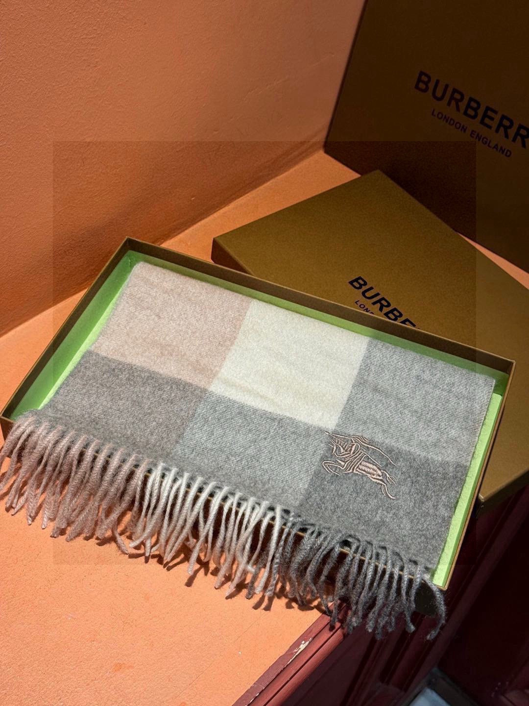 ✔️重磅推荐❗️巴宝莉 新品 ·情侣款 羊绒围巾❗️臻选上乘的山羊绒纤维，耗时耗力，再以清泉水浸泡涤荡，