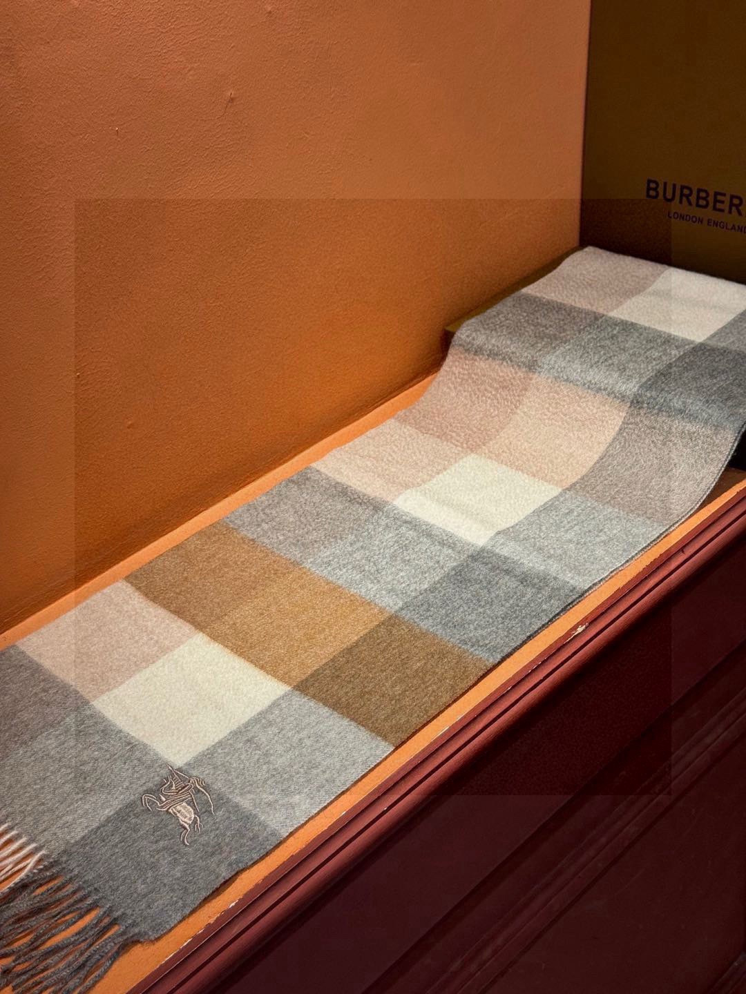 ✔️重磅推荐❗️巴宝莉 新品 ·情侣款 羊绒围巾❗️臻选上乘的山羊绒纤维，耗时耗力，再以清泉水浸泡涤荡，