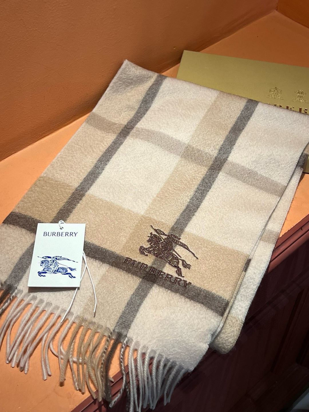 ✔️重磅推荐❗️巴宝莉 新品 ·情侣款 羊绒围巾❗️臻选上乘的山羊绒纤维，耗时耗力，再以清泉水浸泡涤荡，