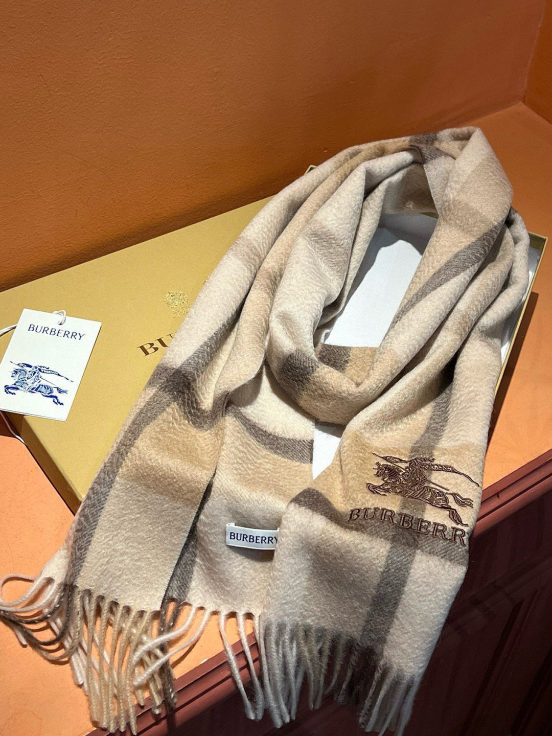 ✔️重磅推荐❗️巴宝莉 新品 ·情侣款 羊绒围巾❗️臻选上乘的山羊绒纤维，耗时耗力，再以清泉水浸泡涤荡，