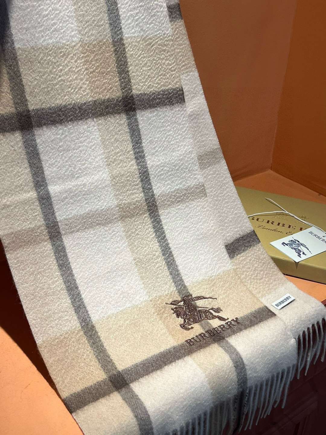 ✔️重磅推荐❗️巴宝莉 新品 ·情侣款 羊绒围巾❗️臻选上乘的山羊绒纤维，耗时耗力，再以清泉水浸泡涤荡，