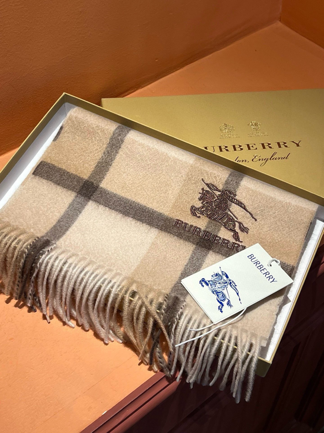 ✔️重磅推荐❗️巴宝莉 新品 ·情侣款 羊绒围巾❗️臻选上乘的山羊绒纤维，耗时耗力，再以清泉水浸泡涤荡，