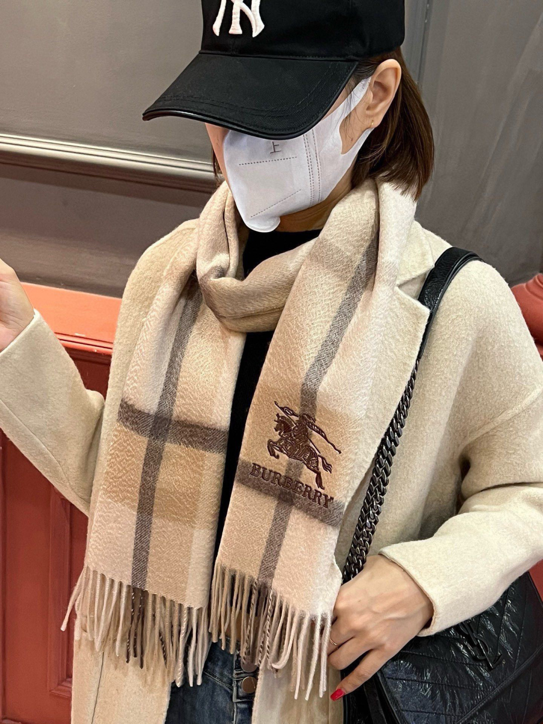 ✔️重磅推荐❗️巴宝莉 新品 ·情侣款 羊绒围巾❗️臻选上乘的山羊绒纤维，耗时耗力，再以清泉水浸泡涤荡，