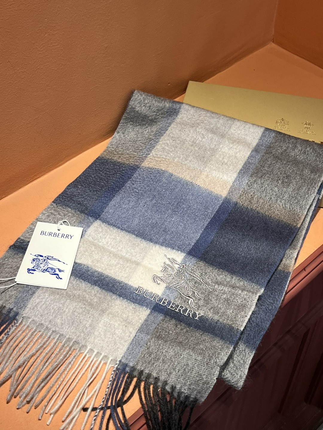 ✔️重磅推荐❗️巴宝莉 新品 ·情侣款 羊绒围巾❗️臻选上乘的山羊绒纤维，耗时耗力，再以清泉水浸泡涤荡，