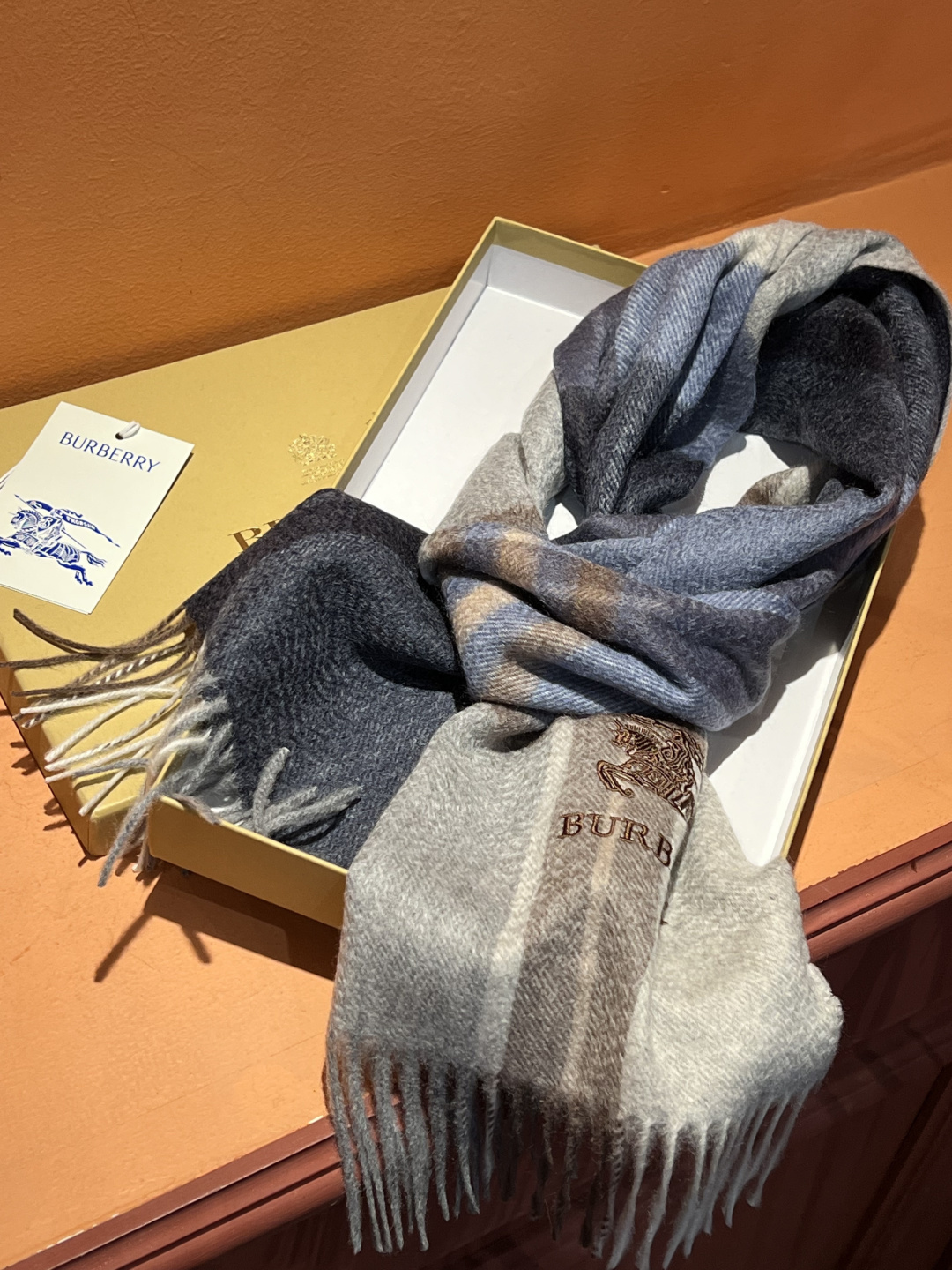✔️重磅推荐❗️巴宝莉 新品 ·情侣款 羊绒围巾❗️臻选上乘的山羊绒纤维，耗时耗力，再以清泉水浸泡涤荡，