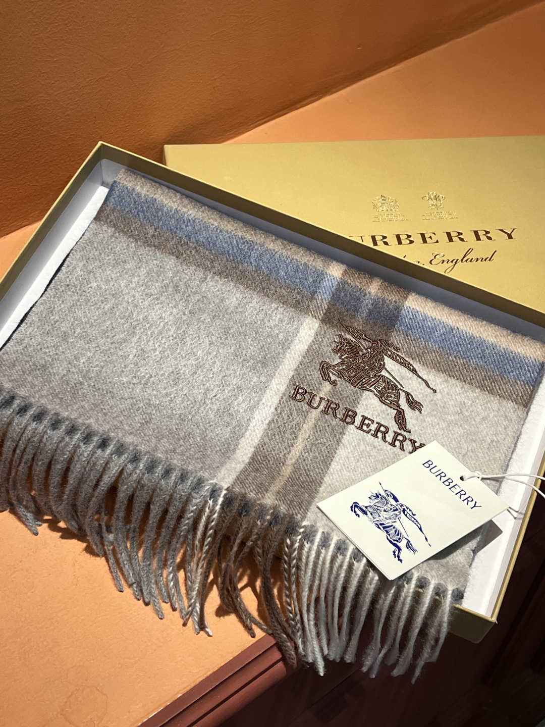 ✔️重磅推荐❗️巴宝莉 新品 ·情侣款 羊绒围巾❗️臻选上乘的山羊绒纤维，耗时耗力，再以清泉水浸泡涤荡，