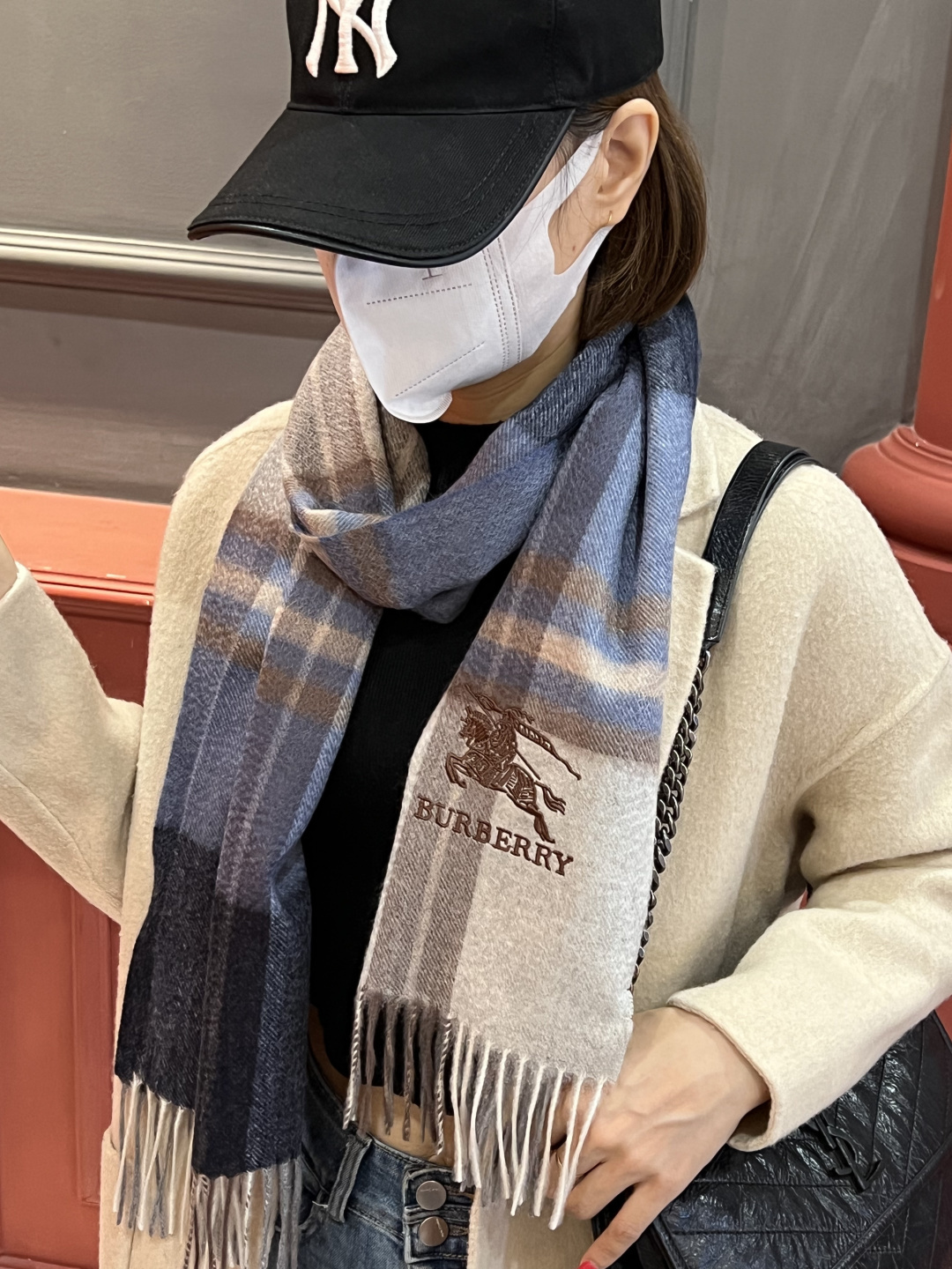 ✔️重磅推荐❗️巴宝莉 新品 ·情侣款 羊绒围巾❗️臻选上乘的山羊绒纤维，耗时耗力，再以清泉水浸泡涤荡，