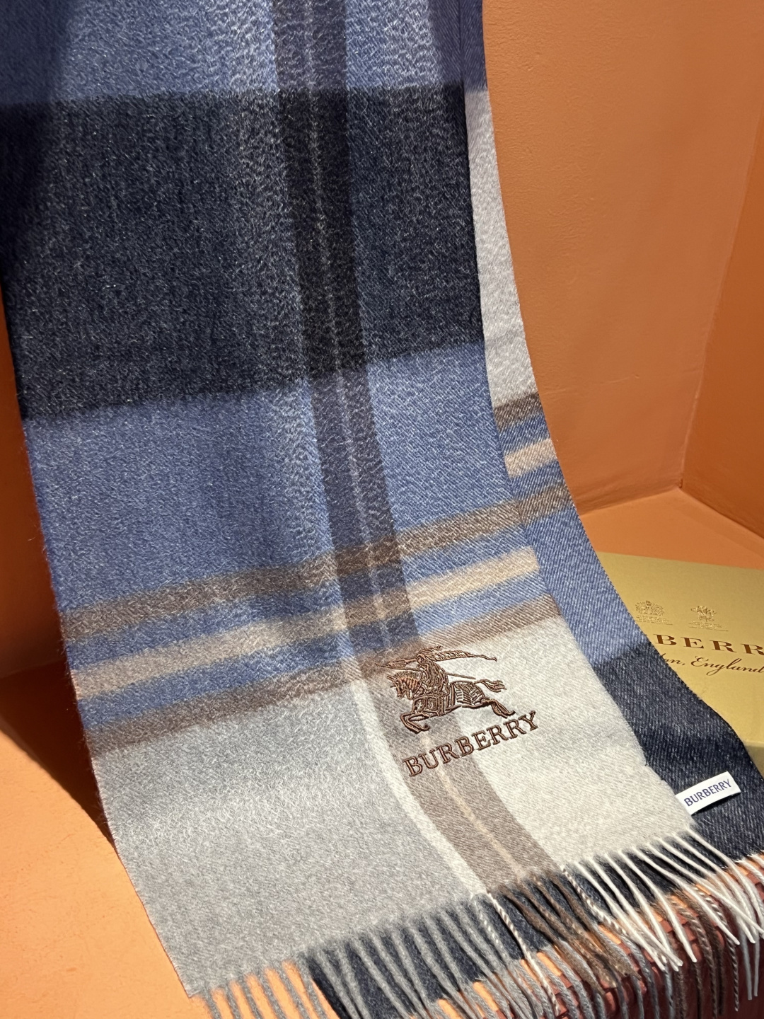 ✔️重磅推荐❗️巴宝莉 新品 ·情侣款 羊绒围巾❗️臻选上乘的山羊绒纤维，耗时耗力，再以清泉水浸泡涤荡，