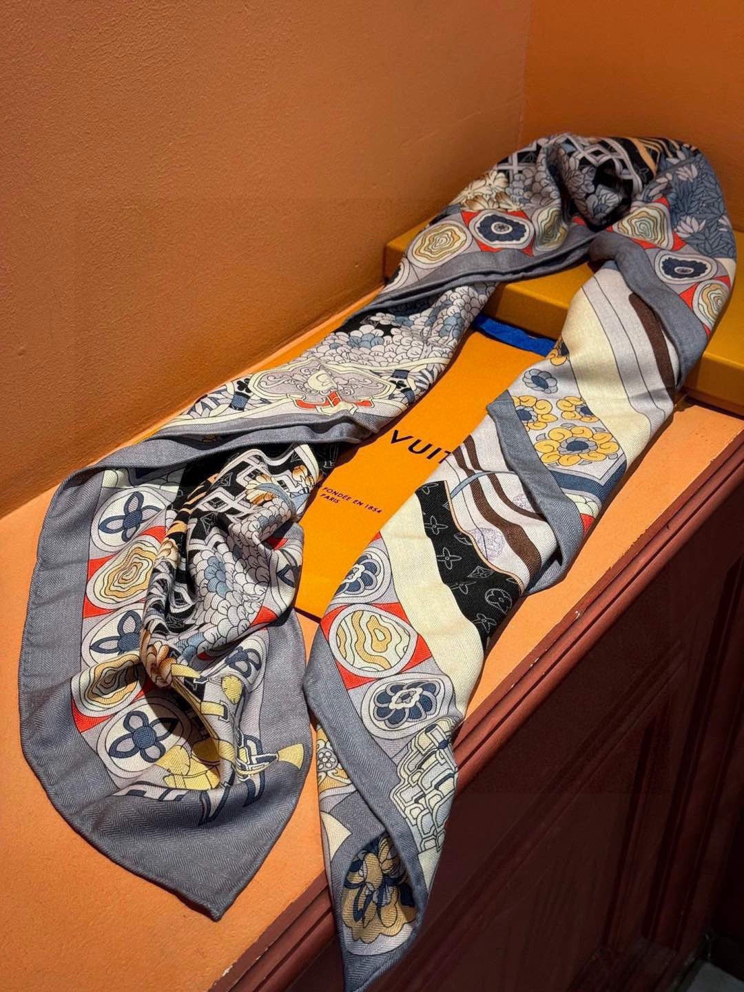 羊绒方巾😍真心赞👍本款Malles Merveilleuses驴家羊绒方巾，以满溢艺术气息的设计诠释19