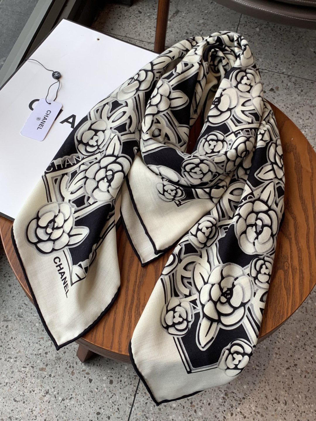 【升级双面同色 加密面料】 上新❤️ 140*140台版印花 黑白二色 高级都市新贵！山茶花的再一次邂逅