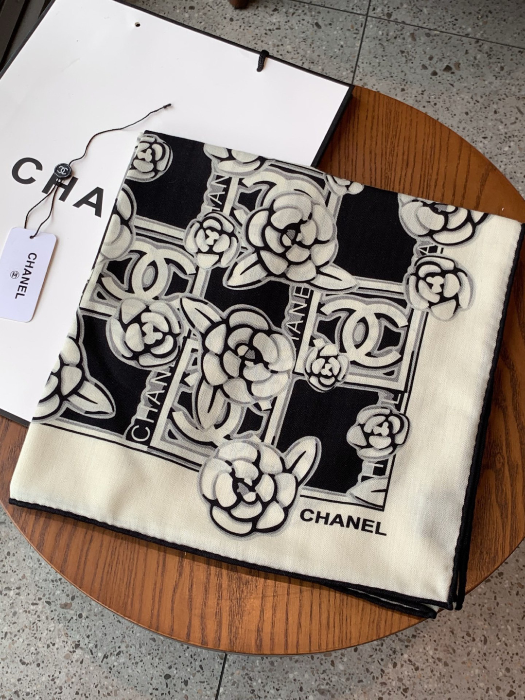 【升级双面同色 加密面料】 上新❤️ 140*140台版印花 黑白二色 高级都市新贵！山茶花的再一次邂逅