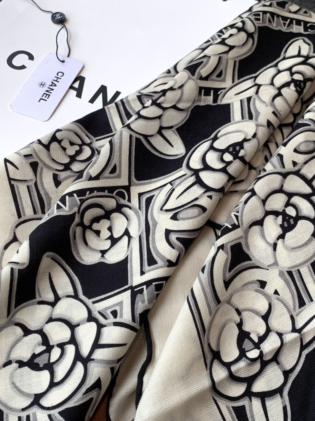 【升级双面同色 加密面料】 上新❤️ 140*140台版印花 黑白二色 高级都市新贵！山茶花的再一次邂逅