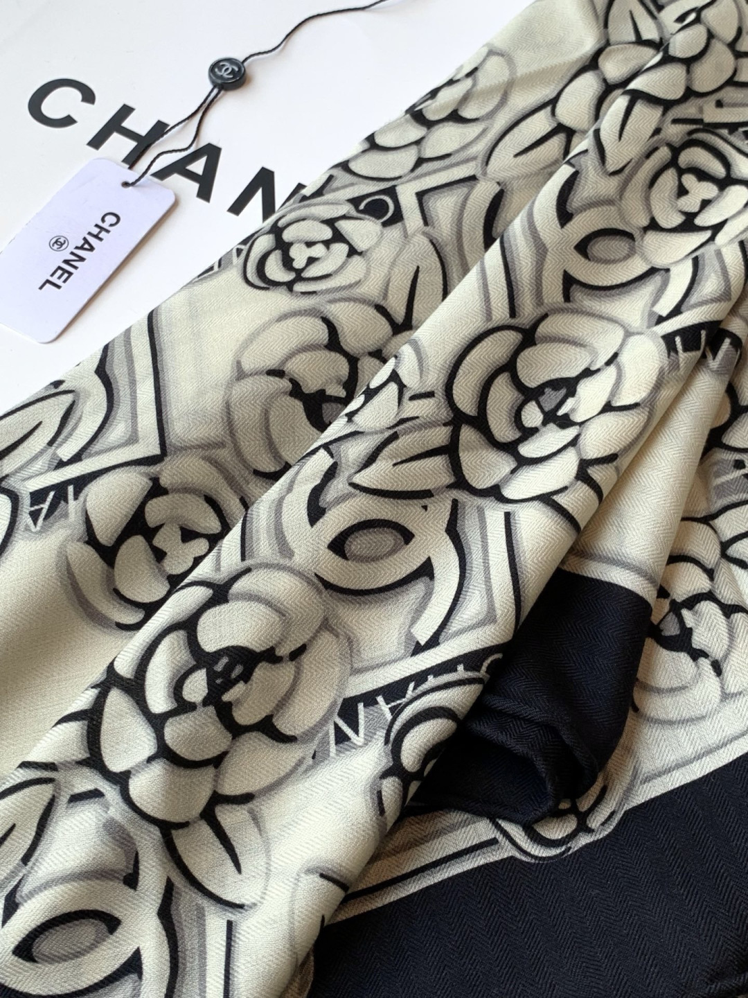 【升级双面同色 加密面料】 上新❤️ 140*140台版印花 黑白二色 高级都市新贵！山茶花的再一次邂逅