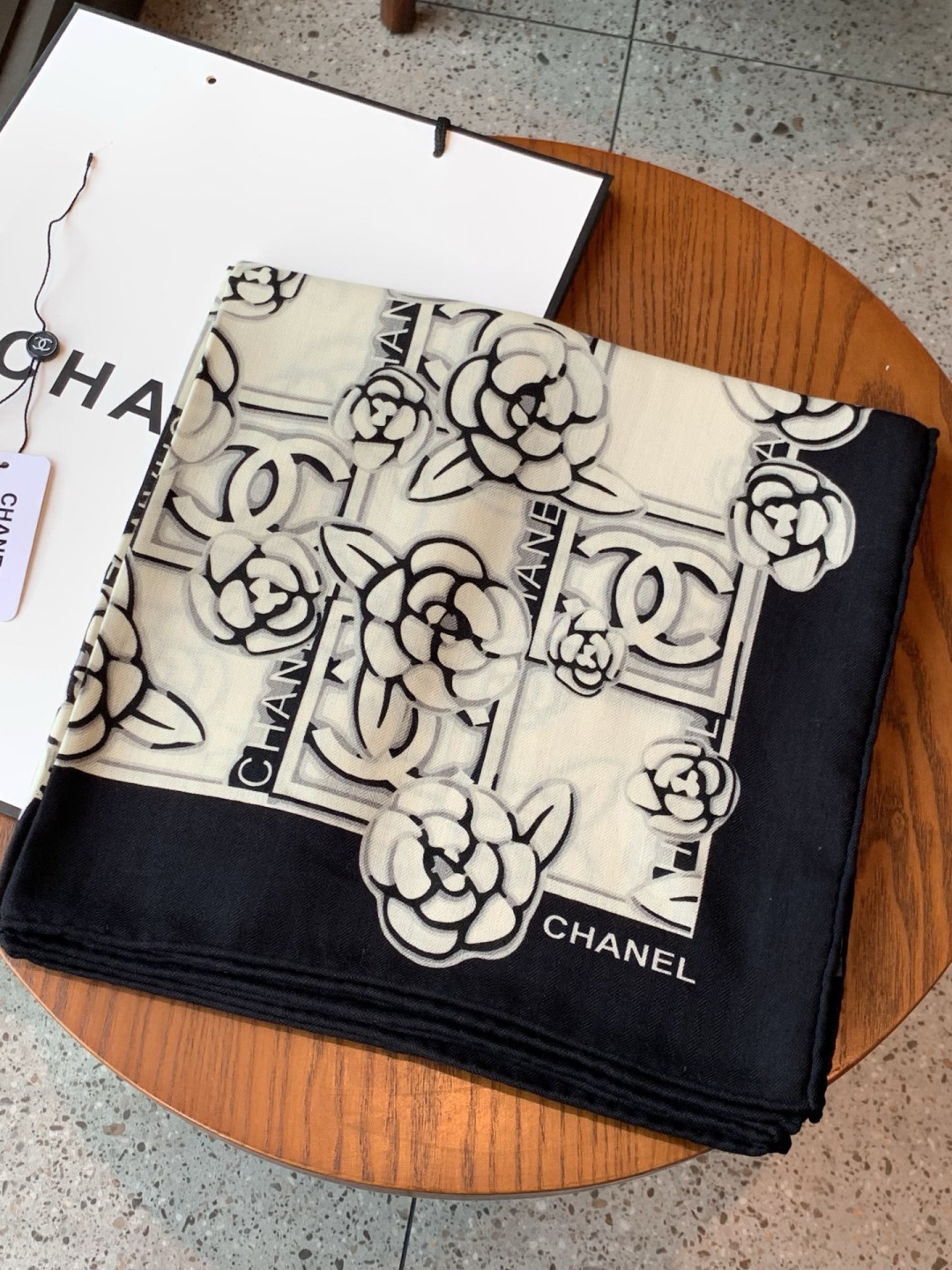 【升级双面同色 加密面料】 上新❤️ 140*140台版印花 黑白二色 高级都市新贵！山茶花的再一次邂逅