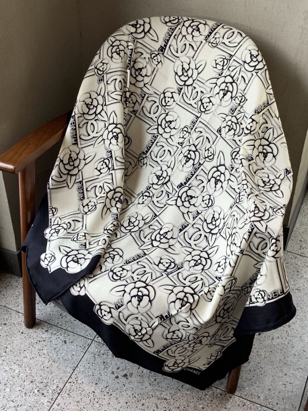 【升级双面同色 加密面料】 上新❤️ 140*140台版印花 黑白二色 高级都市新贵！山茶花的再一次邂逅