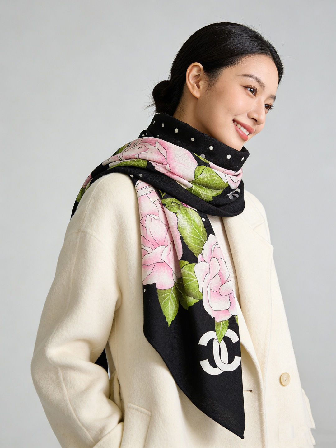 NO:728120,[Upgraded double-sided same-color encrypted fabric] New 140*140 Taiwan version printing, black and white, high-end urban upstart!  Another encounter with camellias!  Absolute temperament, Chanel Lady high-end tone] The elegance and nobility represented by Chanel have been deeply rooted in the hearts of everyone, no one can refuse such elegance and high-end!  !  The effect of this one is really simple and high-end!  !  A design without too much redundancy is the most advanced design!  !  Such a silk scarf is so beautiful!  Across the screen, the sisters must have felt how awesome this temperament is!  !  It can accurately hit the heart of every sister who loves beauty and fashion!  !  high version scarf, high version scarf, chanel19860909【升级双面同色 加密面料】 上新 140*140台版印花 黑白二色  高级都市新贵！山茶花的再一次邂逅！绝对的气质Chanel Lady高级调调】Chanel所代表的优雅,高贵已深人人心,没人能拒绝这样的优雅高级！！这款出来的效果真的非常简约高级！！没有太冗余的设计就是最高级的设计！！这样的丝巾,太美了太美了！隔着屏幕,姐妹肯定都感受到了,这款气质的要命！！能精准击中每一个爱美爱时髦的姐妹心尖尖上！！高版本围巾,高版本围巾,chanel,scarf