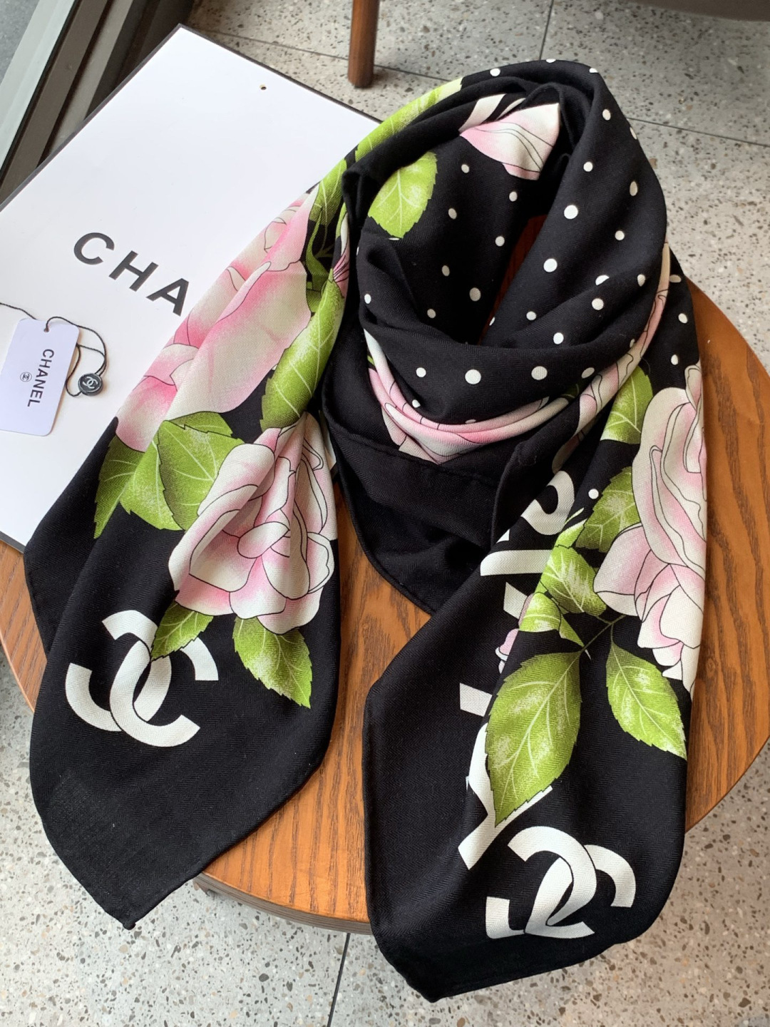 【升级双面同色 加密面料】 上新❤️ 140*140台版印花 黑白二色 高级都市新贵！山茶花的再一次邂逅