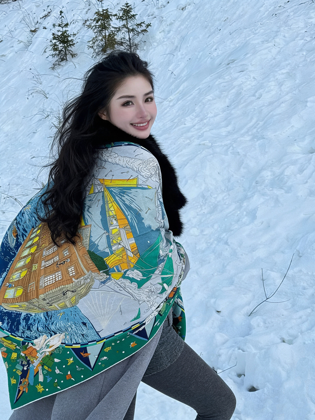 NO:728126,'Full Speed ​​Ahead' 140 double-sided velvet shawl Hand-rolled velvet square scarf (30 mulberry silk 70 cashmere) This classic item shows the essence of strong and charming femininity. This 140 square scarf is innovative, interprets infinite emotions and freedom, and writes personal narrative in a unique way. Size 135*135 cm | Since this square scarf is hand-rolled, the marked size may be slightly different. High version scarf, high version scarf, shawls19860909“全速前进”140双面丝绒披肩 手工卷边丝绒方巾（30桑蚕丝70羊绒） 这款经典单品展现强大而迷人的女性魅力精髓.此140方巾推陈出新,诠释无限的情感和自由,以别样方式书写个性叙事. 尺寸135*135厘米 | 由于这款方巾采用手工卷边,标示的尺寸或会略有不同. 高版本围巾,高版本围巾,shawls,scarf