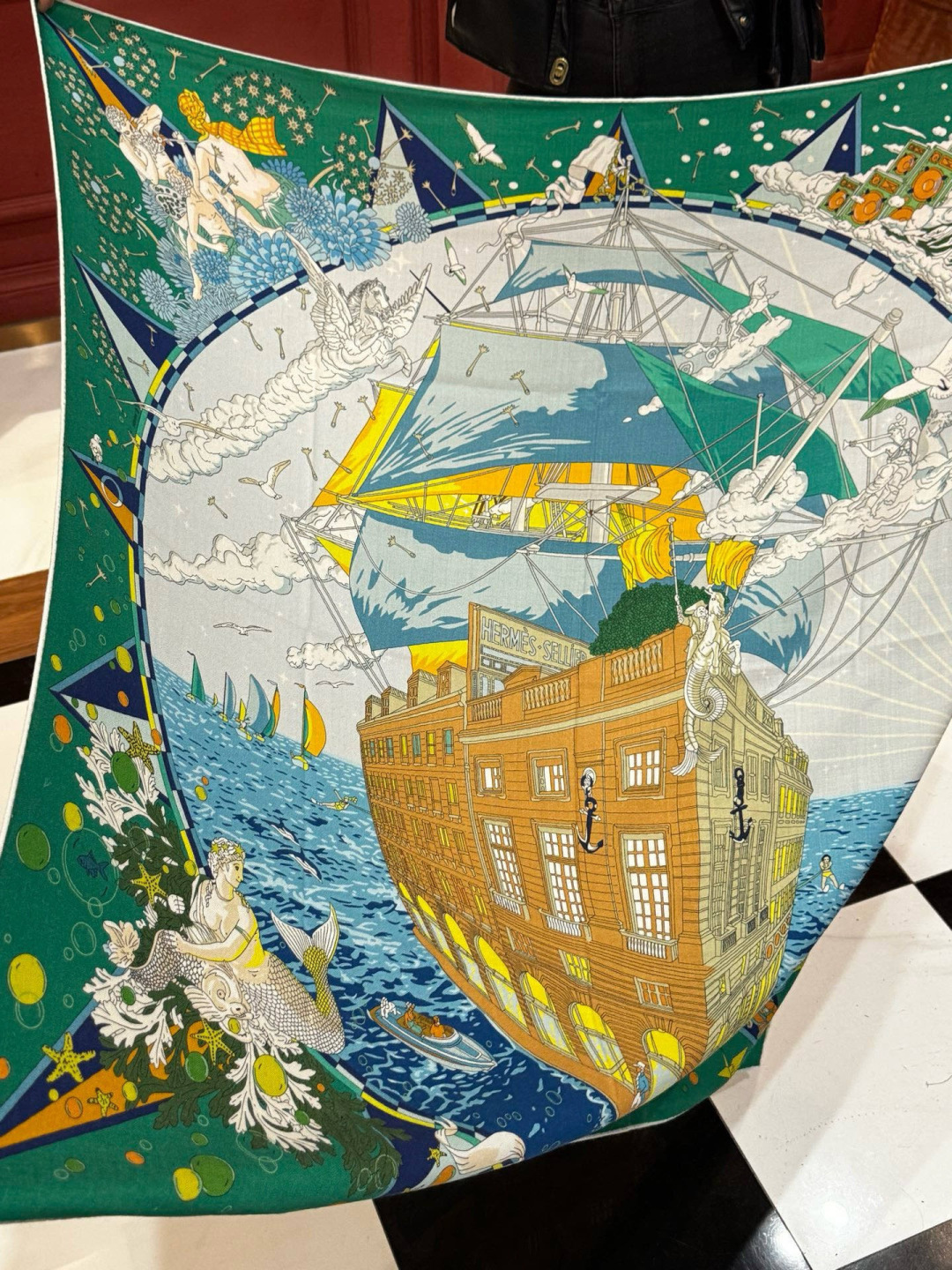 “全速前进”140双面丝绒披肩手工卷边丝绒方巾（30%桑蚕丝70%羊绒）这款经典单品展现强大而迷人的女性