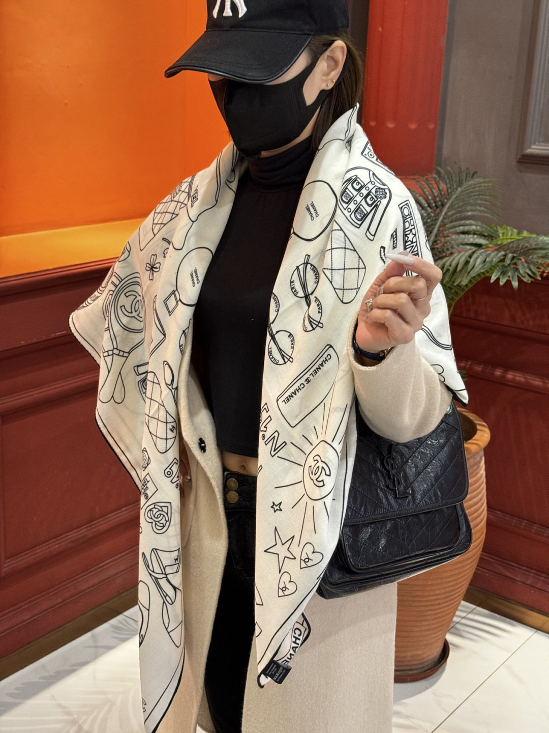 NO:728068,[Upgraded double-sided same-color encrypted fabric] New 140*140 Taiwan version printing, black and white, high-end urban upstart!  Another encounter with camellias!  Absolute temperament, Chanel Lady high-end tone] The elegance and nobility represented by Chanel have been deeply rooted in the hearts of everyone, no one can refuse such elegance and high-end!  !  The effect of this one is really simple and high-end!  !  A design without too much redundancy is the most advanced design!  !  Such a silk scarf is so beautiful!  Across the screen, the sisters must have felt how awesome this temperament is!  !  It can accurately hit the heart of every sister who loves beauty and fashion!  !  high version scarf, high version scarf, chanel19860909【升级双面同色 加密面料】 上新 140*140台版印花 黑白二色  高级都市新贵！山茶花的再一次邂逅！绝对的气质Chanel Lady高级调调】Chanel所代表的优雅,高贵已深人人心,没人能拒绝这样的优雅高级！！这款出来的效果真的非常简约高级！！没有太冗余的设计就是最高级的设计！！这样的丝巾,太美了太美了！隔着屏幕,姐妹肯定都感受到了,这款气质的要命！！能精准击中每一个爱美爱时髦的姐妹心尖尖上！！高版本围巾,高版本围巾,chanel,scarf