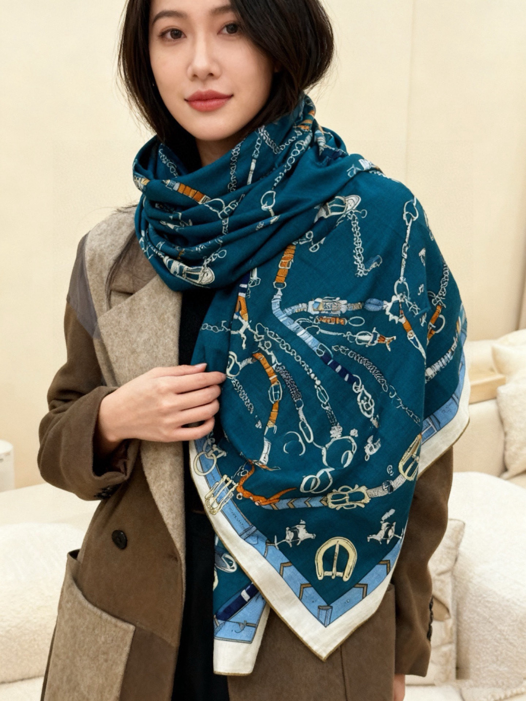 NO:728084,Everyone who bought the new cashmere style said it looks good. I recommend the Hermès double-sided cashmere square scarf of the same color [Leaping Horse, double-sided same color 140]. The top-notch craftsmanship is a great value. The Hermès counter has a hot model with three-dimensional presentation of patterns and textures. The real thing is of extremely high grade. Special craftsmanship. High-end research and development. Stunning. The special cutting-edge craftsmanship is loved by Bai Fumei. Whether it is quality, style or price, it makes them scream for big brand control. Super high cost performance.  Definitely worth buying, size 140cm*140cm, 70 cashmere silk high version scarf, high version scarf, hermes, real silk19860909羊绒新款买了都说好看推荐爱马仕双面同色羊绒方巾【跃动的马儿双面同色140】,顶级工艺超值爱马仕专柜爆款立体呈现图案纹路实物档次极高特殊工艺高端研发惊艳问世特殊尖端工艺处理受到白富美的喜欢 无论是品质 款式 价格都令大牌控的她们尖叫 超高性价比 绝对值得入手尺寸140cm*140cm,70羊绒真丝高版本围巾,高版本围巾,hermes,real silk,scarf