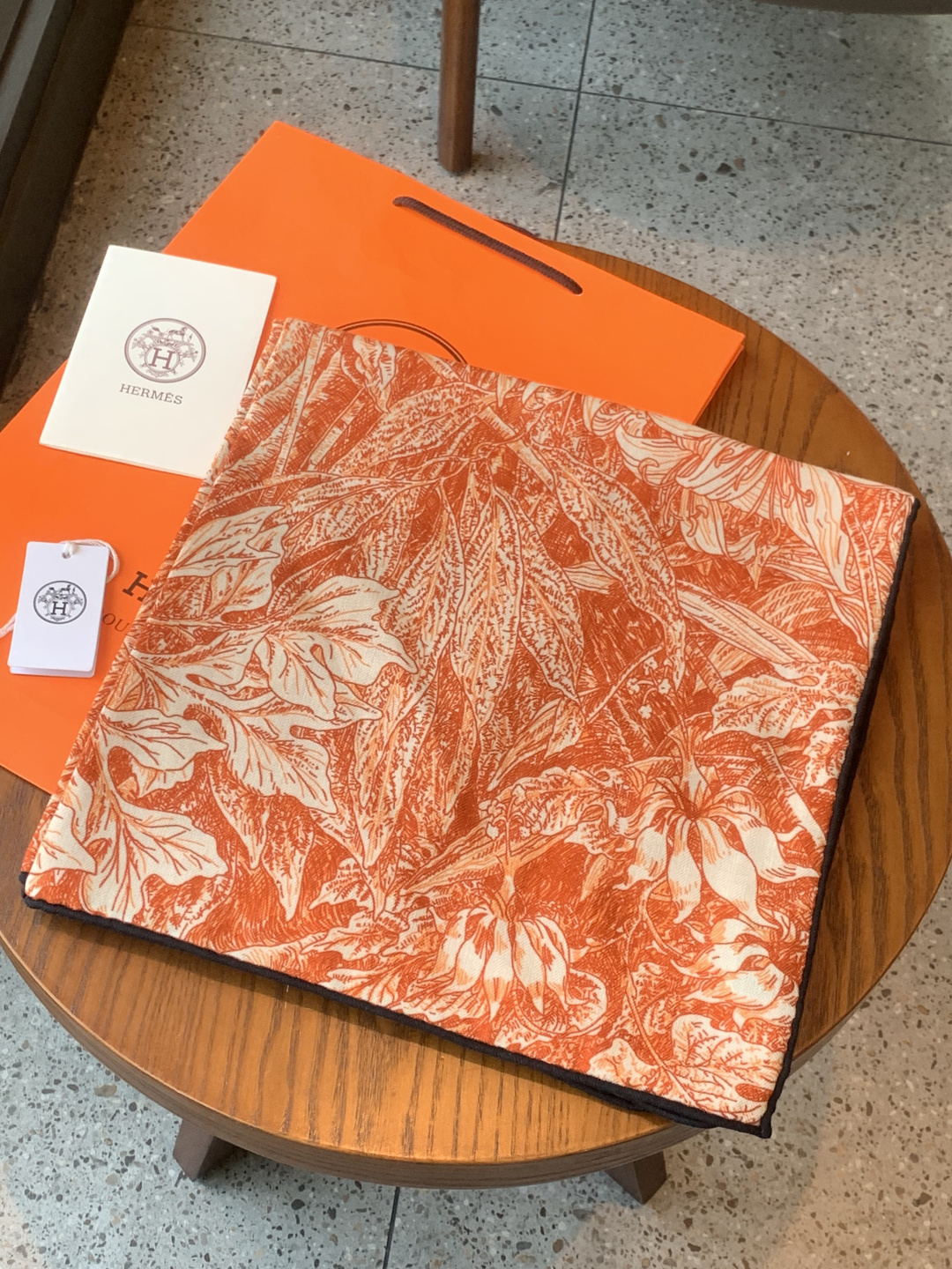 💟抢先 上新💞【双面同色丝绒方巾】手工卷边山羊绒和真丝混纺披肩（70%山羊绒，30%桑蚕丝）这款披肩采用