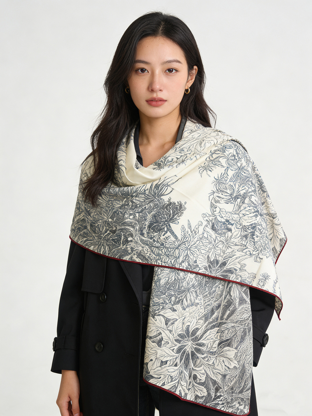 💟抢先 上新💞【双面同色丝绒方巾】手工卷边山羊绒和真丝混纺披肩（70%山羊绒，30%桑蚕丝）这款披肩采用