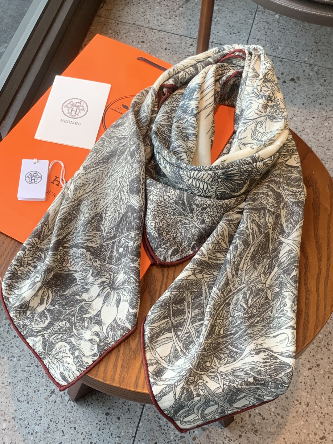 💟抢先 上新💞【双面同色丝绒方巾】手工卷边山羊绒和真丝混纺披肩（70%山羊绒，30%桑蚕丝）这款披肩采用