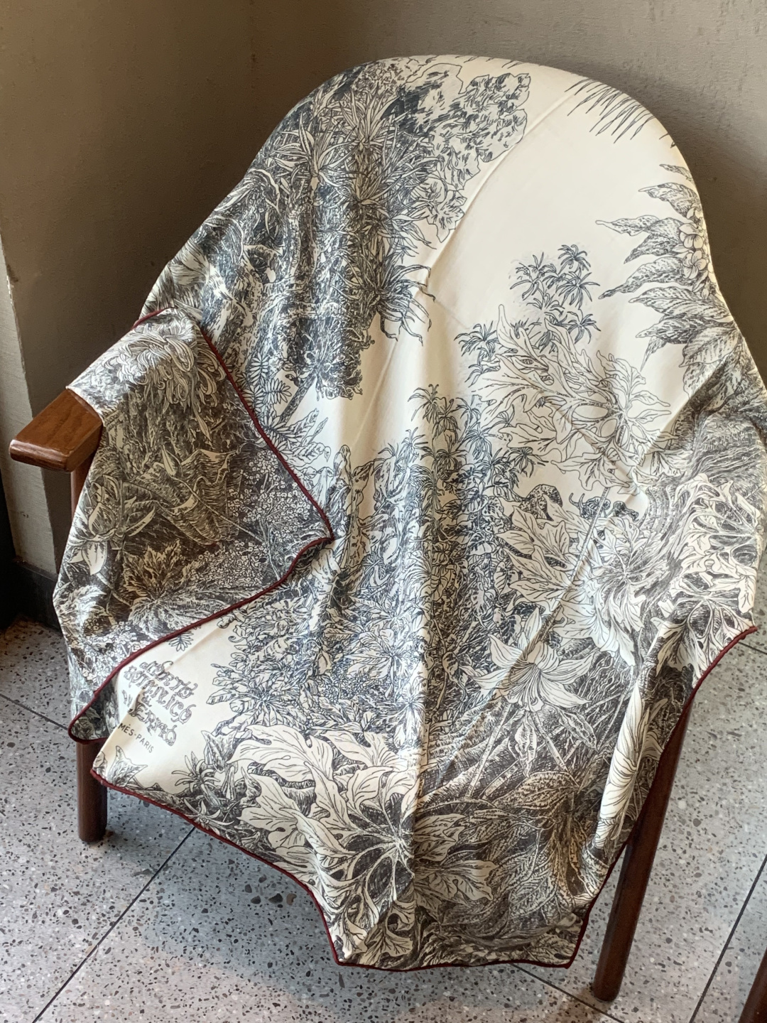 💟抢先 上新💞【双面同色丝绒方巾】手工卷边山羊绒和真丝混纺披肩（70%山羊绒，30%桑蚕丝）这款披肩采用