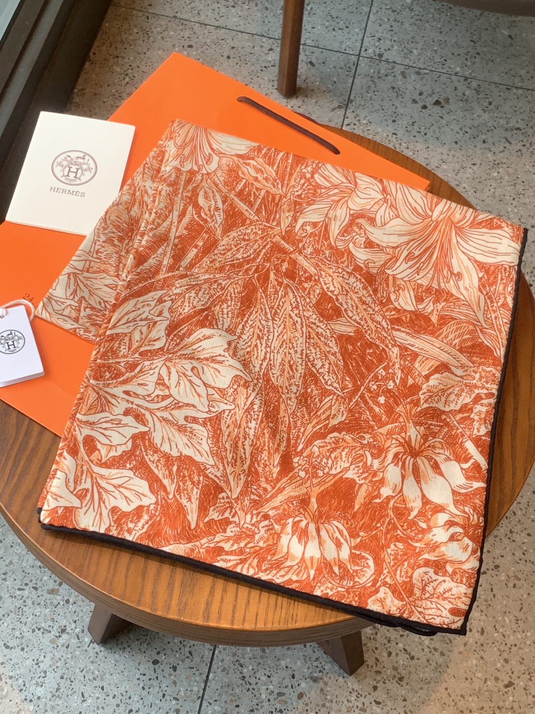 💟抢先 上新💞【双面同色丝绒方巾】手工卷边山羊绒和真丝混纺披肩（70%山羊绒，30%桑蚕丝）这款披肩采用