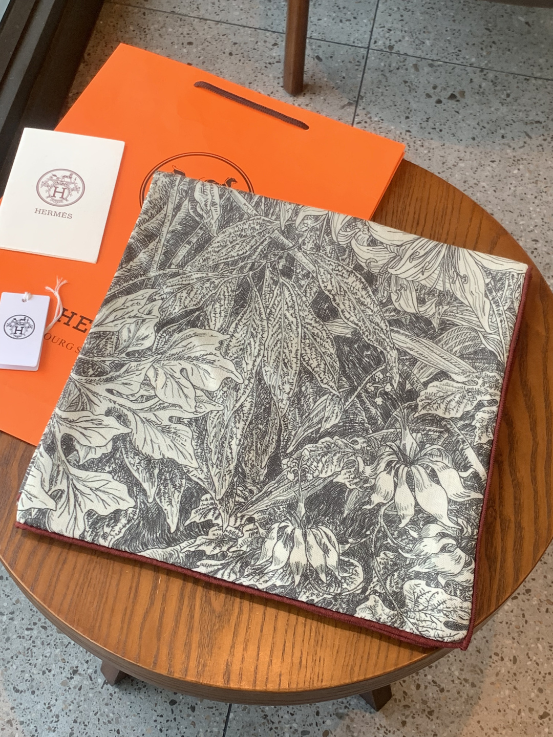 💟抢先 上新💞【双面同色丝绒方巾】手工卷边山羊绒和真丝混纺披肩（70%山羊绒，30%桑蚕丝）这款披肩采用