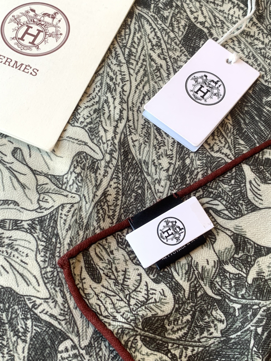 💟抢先 上新💞【双面同色丝绒方巾】手工卷边山羊绒和真丝混纺披肩（70%山羊绒，30%桑蚕丝）这款披肩采用