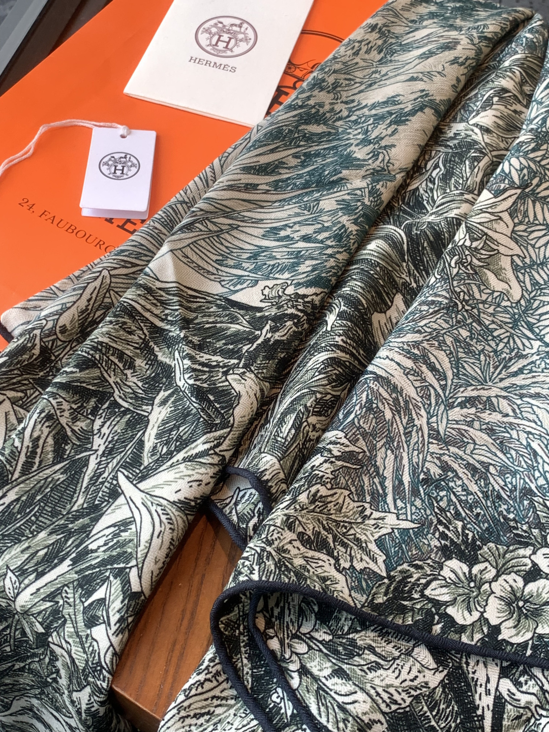 💟抢先 上新💞【双面同色丝绒方巾】手工卷边山羊绒和真丝混纺披肩（70%山羊绒，30%桑蚕丝）这款披肩采用