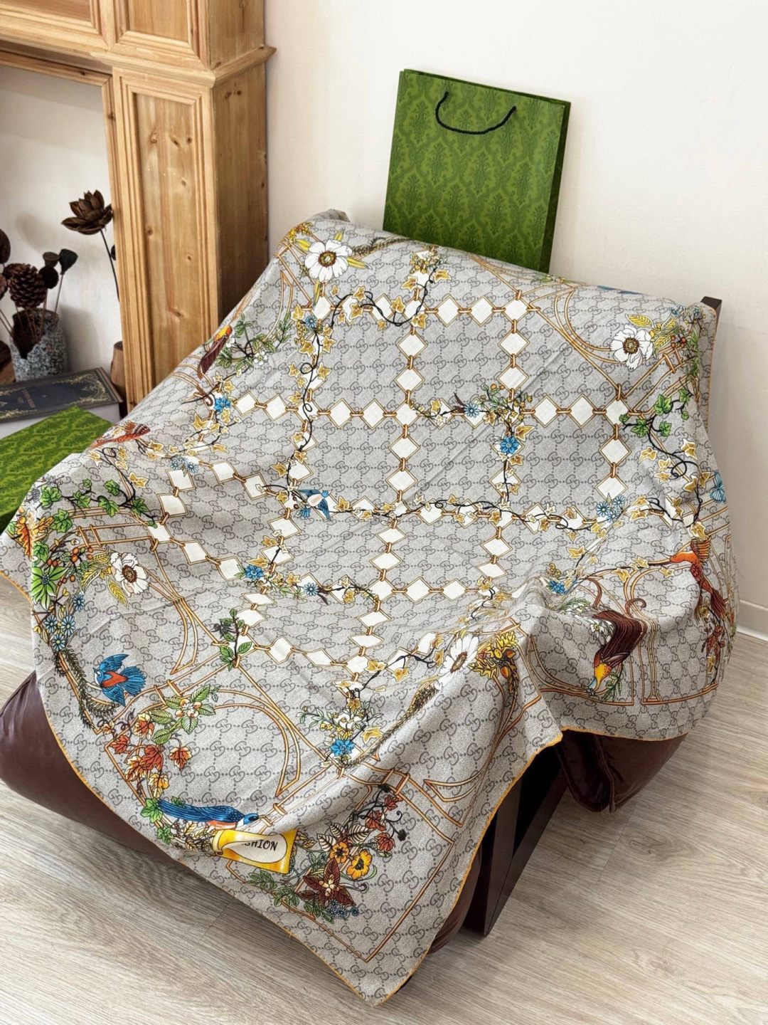 Gucci新款方巾 Gucci动物和花卉印花品牌典藏图案在与全新醒目印花的衬托下熠熠生辉。这款方巾匠心缀