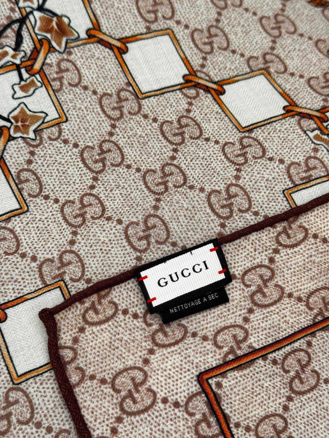 Gucci新款方巾 Gucci动物和花卉印花品牌典藏图案在与全新醒目印花的衬托下熠熠生辉。这款方巾匠心缀