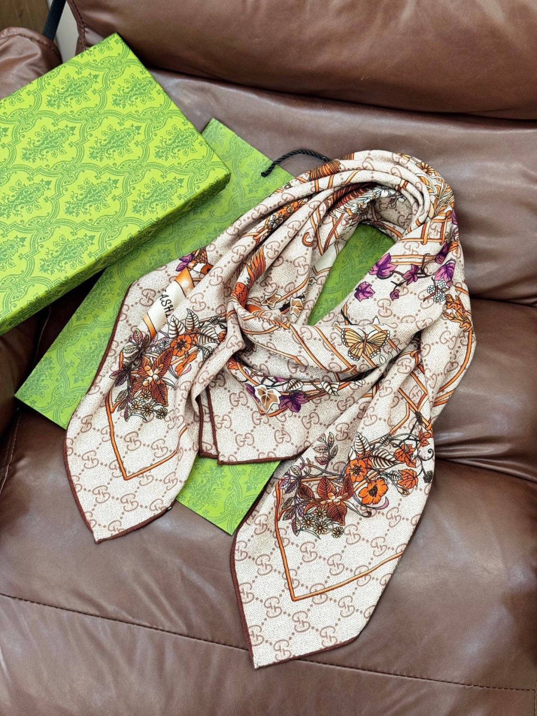 Gucci新款方巾 Gucci动物和花卉印花品牌典藏图案在与全新醒目印花的衬托下熠熠生辉。这款方巾匠心缀