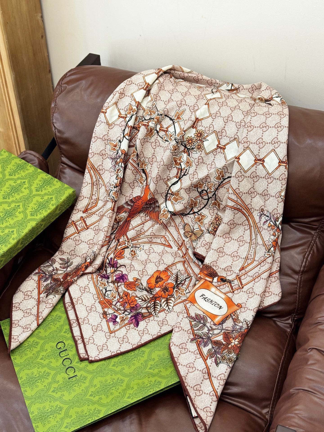 Gucci新款方巾 Gucci动物和花卉印花品牌典藏图案在与全新醒目印花的衬托下熠熠生辉。这款方巾匠心缀