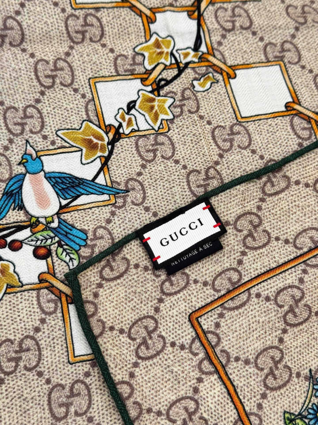 Gucci新款方巾 Gucci动物和花卉印花品牌典藏图案在与全新醒目印花的衬托下熠熠生辉。这款方巾匠心缀