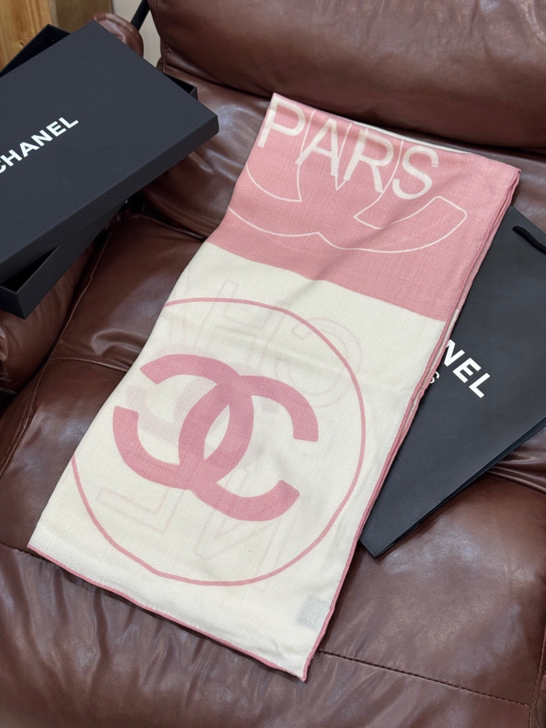 Chanel 25s秋冬新品～【140顶级丝绒双面同色披肩】25s 秋冬披肩设计真的好有突破粉色米色格优