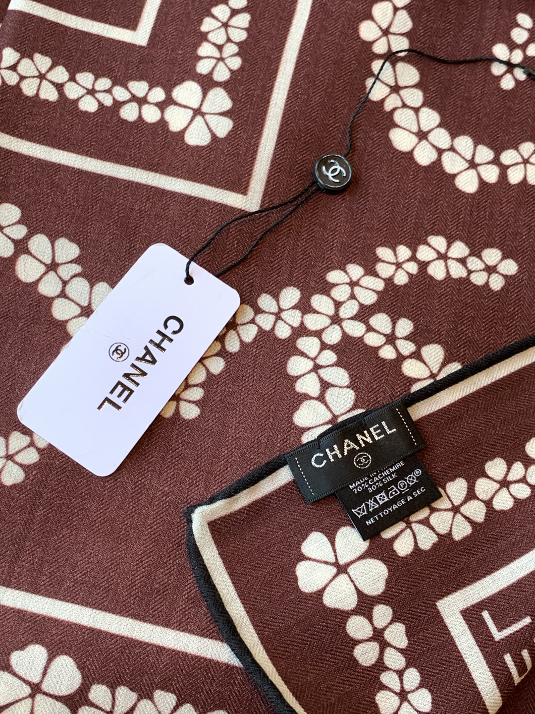 高级成衣系列～Chanel 【140双面同色丝绒披肩】此系列谱写一曲自由轻灵的赞歌本系列作品创新演绎品牌