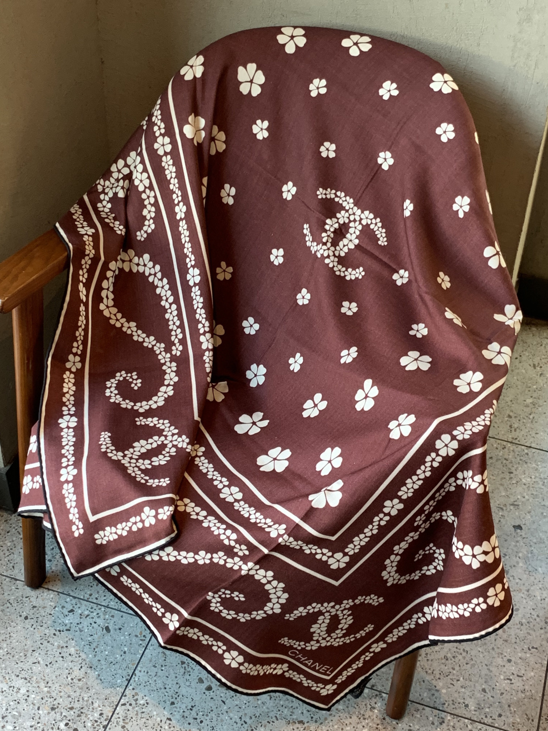 高级成衣系列～Chanel 【140双面同色丝绒披肩】此系列谱写一曲自由轻灵的赞歌本系列作品创新演绎品牌