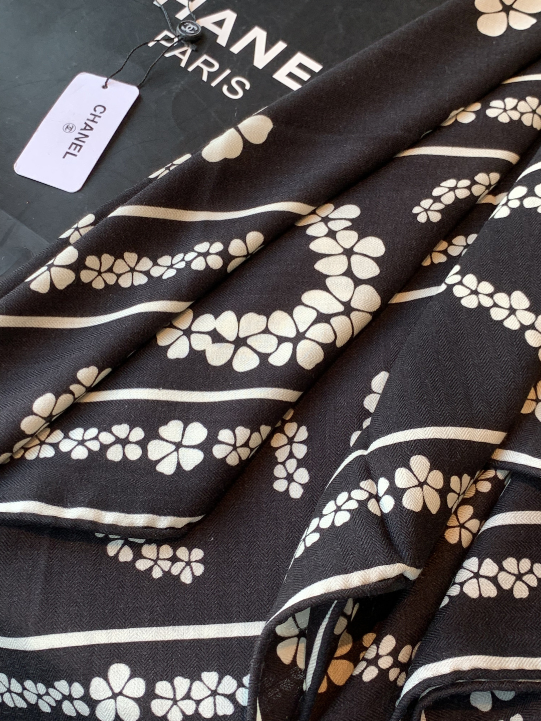 高级成衣系列～Chanel 【140双面同色丝绒披肩】此系列谱写一曲自由轻灵的赞歌本系列作品创新演绎品牌