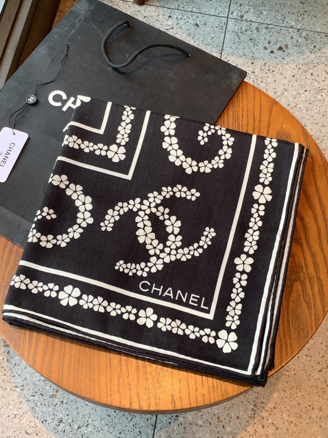 高级成衣系列～Chanel 【140双面同色丝绒披肩】此系列谱写一曲自由轻灵的赞歌本系列作品创新演绎品牌