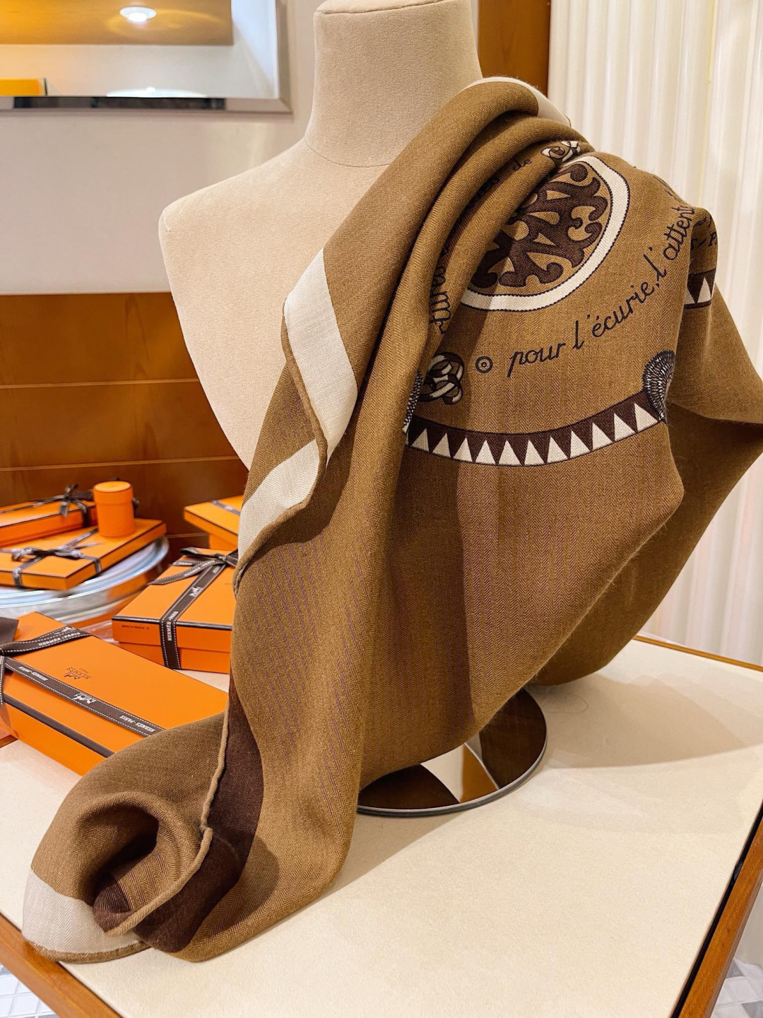 上新❤️ 【▪️摩登重磅圈C位！官网已断货，各种加价都巨难买！！！Hermes 秋冬首款140羊绒真丝围