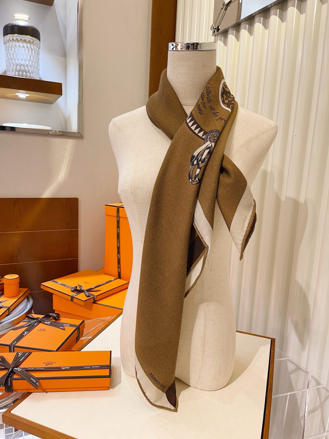 上新❤️ 【▪️摩登重磅圈C位！官网已断货，各种加价都巨难买！！！Hermes 秋冬首款140羊绒真丝围