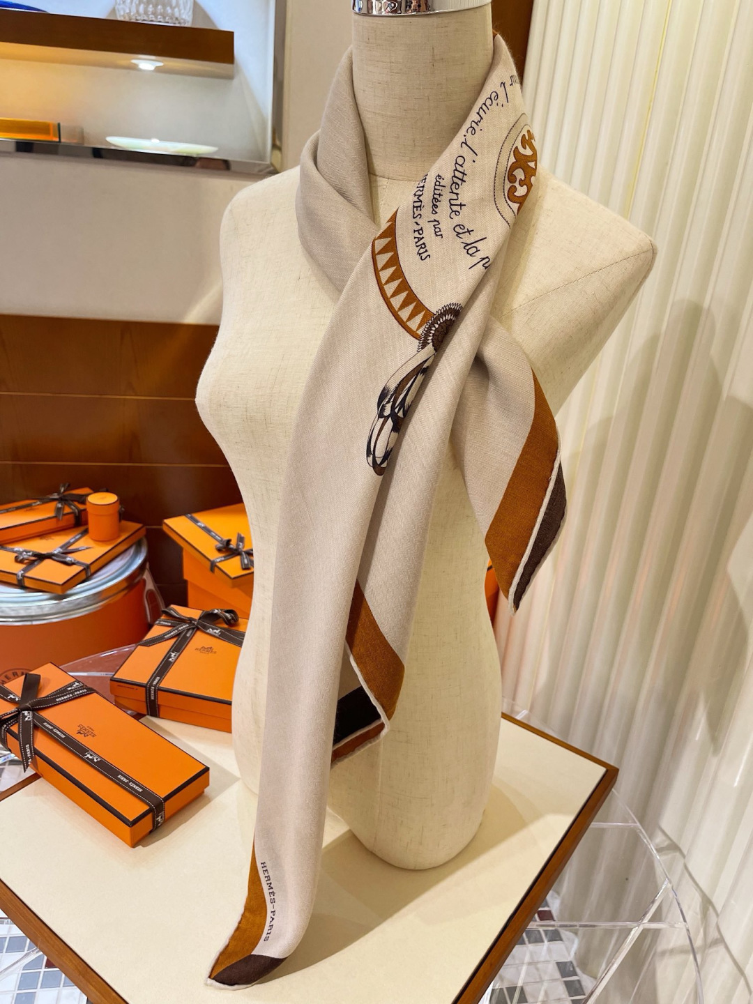上新❤️ 【▪️摩登重磅圈C位！官网已断货，各种加价都巨难买！！！Hermes 秋冬首款140羊绒真丝围